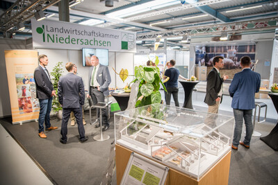 Messestand der Landwirtschaftskammer Niedersachsen auf dem 1. Fachforum Schwein und Geflügelmast in den Emslandhallen in Lingen (07. und 08.06.2023). - © Wolfgang Ehrecke Messestand der Landwirtschaftskammer Niedersachsen auf dem 1. Fachforum Schwein und Geflügelmast in den Emslandhallen in Lingen (07. und 08.06.2023).
