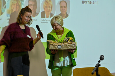 Moderatorin Christine Gehle (l.) und Heike Sprengel (SVLFG) auf der Fachtagung 'Frauen in der Landwirtschaft - Mut tut gut!'