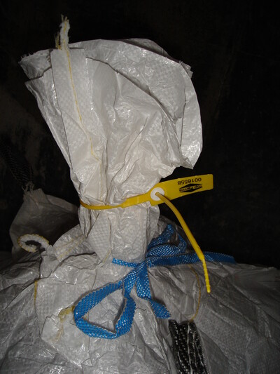 Die Siegelkordel ohne Etikett kann ohne weiteres abgezogen werden. Hier ist nicht sicher, ob die Ware ausgetauscht wurde.