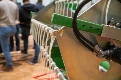 Parzellenmähdrescher - © Christopher Hanraets Parzellenmähdrescher