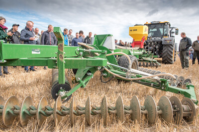 Wassersparend, bodenschonend, wirtschaftlich: Maschinenvorf&uuml;hrung zur ultraflachen Bodenbearbeitung mit mehr als 40 Ger&auml;ten in Sehnde (Region Hannover).