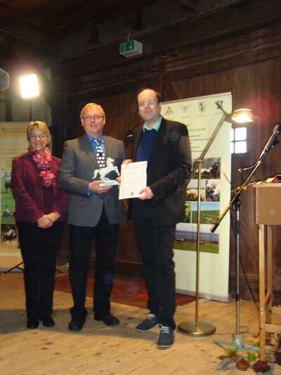 Minister Meyer überreicht eine Urkunde und den Staatsehrenpreis an Joachim und Enne Rehse - © Klaus Gerdes Minister Meyer überreicht eine Urkunde und den Staatsehrenpreis an Joachim und Enne Rehse