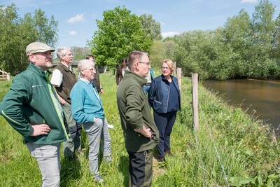 Ergebnisse und Herausforderungen der Nutriajagd: Fachleute der LWK, Vertreter*innen der Jägerschaft sowie des Unterhaltungsverbandes am 11.05.2022 beim Treffen mit Agrarministerin Barbara Otte-Kinast an der Vechte bei Quendorf (Grafschaft Bentheim).