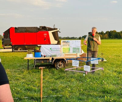Geert-Udo Stroman von der LWK Niedersachsen erklärt, dass es in Zeiten des Klimawandels eine Herausforderung ist, den Ertrag und Qualität abzusichern. - © Felicitas Kaemena Geert-Udo Stroman von der LWK Niedersachsen erklärt, dass es in Zeiten des Klimawandels eine Herausforderung ist, den Ertrag und Qualität abzusichern.