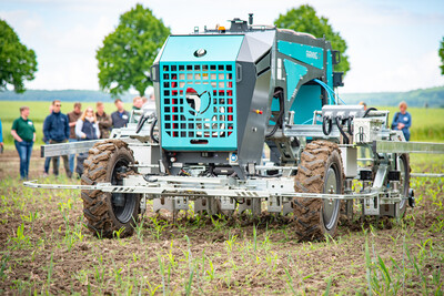Autonomer Hackroboter mit Elektroantrieb (Farming GT) beim Fach-Event &bdquo;Zwischen Acker und App &ndash; Digitalisierung Ihres Pflanzenbaus&ldquo; auf der Dom&auml;ne Schickelsheim (K&ouml;nigslutter/Kreis Helmstedt).