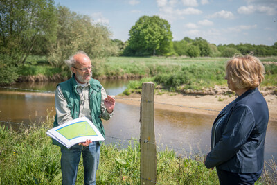 Ergebnisse und Herausforderungen der Nutriajagd: Fachleute der LWK, Vertreter*innen der Jägerschaft sowie des Unterhaltungsverbandes am 11.05.2022 beim Treffen mit Agrarministerin Barbara Otte-Kinast an der Vechte bei Quendorf (Grafschaft Bentheim).