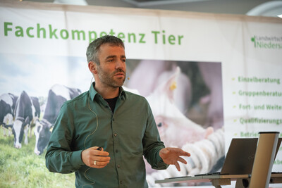 Dr. med. vet. Jörg Willig vom Rindergesundheitsdienst (Institut für Tiergesundheit, LUFA Nord-West) als Referent auf dem Milcherzeugertag 2025 in Rodenkirchen.