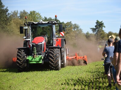 Bei der Maschinenvorf&uuml;hrung &bdquo;Von der Aussaat bis zur Ernte &ndash; Techniken rund um den Maisanbau&ldquo; in Gyhum waren am 7. September 2023 insgesamt 60 Ger&auml;te und Maschinen im praktischen Einsatz zu erleben.