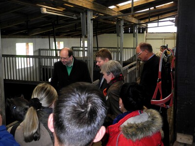 Henning M&uuml;ller stellt den Besuchern die Ergebnisse seiner Zuchtarbeit vor