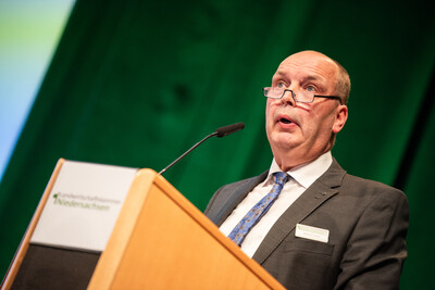 Vizepräsident Manfred Tannen auf der Kammerversammlung 2025 in Oldenburg. - © Christopher Hanraets Vizepräsident Manfred Tannen auf der Kammerversammlung 2025 in Oldenburg.