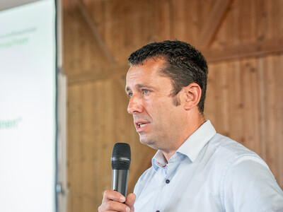 Dr. Harm Dr&uuml;cker (Leiter des Fachbereichs Landtechnik, Energie, Bauen, Immissionsschutz) beim Praxistag Alternative Antriebsenergien f&uuml;r Landmaschinen am 01.07.2025 im LBZ Echem.