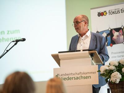 LWK-Vizepr&auml;sident Manfred Tannen sprach das Gru&szlig;wort beim Fachgespr&auml;ch Legehenne am 16.09.2026