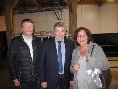 Frau Dr. Waßmuth vom Ministerium zusammen mit Herrn Hermann Wester, Kreislandwirt des Landkreises Emsland und Herr Dr. Kruse, Fachberater der Bezirksstelle Emsland - © Dr. Hans-Gerd Brunken Frau Dr. Waßmuth vom Ministerium zusammen mit Herrn Hermann Wester, Kreislandwirt des Landkreises Emsland und Herr Dr. Kruse, Fachberater der Bezirksstelle Emsland