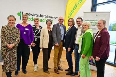 V.l.: Maja Mogwitz, Elisabeth Brunkhorst, Iris Tapphorn, Ina Janhsen, Kammerpräsident Gerhard Schwetje, Staatssekretärin Frauke Patzke, Jakob Lipp, Heike Sprengel, Frauke Schwiderrek.
