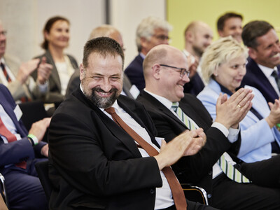 Landvolkpr&auml;sident Dr. Holger Hennies (l.) beim Festakt zum 125-j&auml;hrigen Bestehen der Landwirtschaftskammer Niedersachsen am 21.05.2024 in Hannover-Ahlem