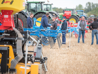 Wassersparend, bodenschonend, wirtschaftlich: Maschinenvorf&uuml;hrung zur ultraflachen Bodenbearbeitung mit mehr als 40 Ger&auml;ten in Sehnde (Region Hannover).