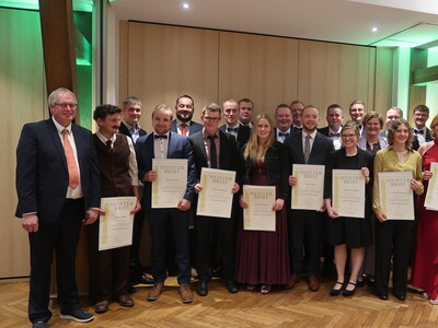 &Uuml;berreichung der Urkunden an die Meister*innen der Landwirtschaft