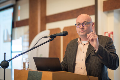 Dr. Helmut Loibl, auf erneuerbare Energien spezialisierter Rechtsanwalt aus Regensburg, als Referent der 15. Biogastagung der Landwirtschaftskammer Niedersachsen am 28.02.2024 in Verden. - © Wolfgang Ehrecke Dr. Helmut Loibl, auf erneuerbare Energien spezialisierter Rechtsanwalt aus Regensburg, als Referent der 15. Biogastagung der Landwirtschaftskammer Niedersachsen am 28.02.2024 in Verden.