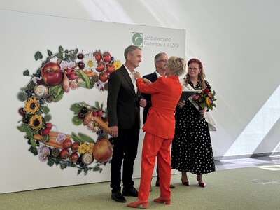 ZVG Präsidentin Eva Kähler-Theuerkauf überreicht die Ehrennadel