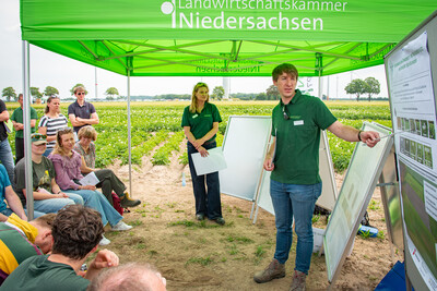 Wolfgang Klahsen (r.) und Andrea Knigge-Sievers von der D&uuml;ngebeh&ouml;rde beim Feldtag zum Thema Landwirtschaft und Wasserschutz am 17.06.2026 in Schw&uuml;blingsen (Uetze/Region Hannover).