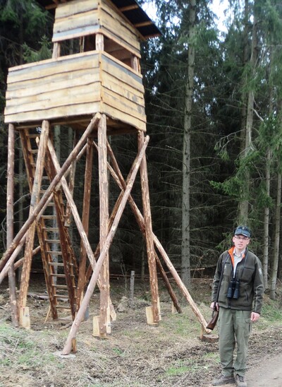 Der Auszubildende am Hochsitz