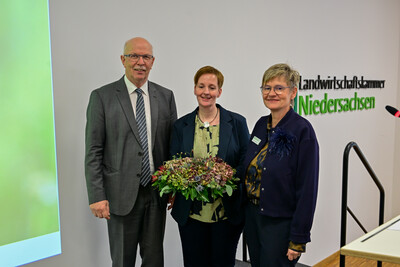 Wera Fleisch (M.) wurde von Kammerpr&auml;sident Gerhard Schwetje (l.) und LWK-Beraterin Heinke Blankenforth als Jahrgangsbeste des Meisterkurses Hauswirtschaft geehrt.