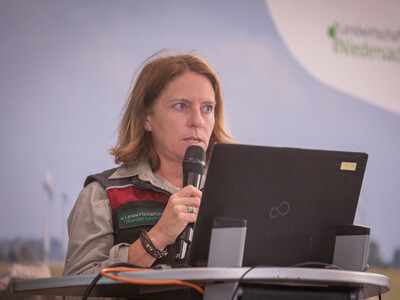 Jennifer Kraushaar, bei der LWK zust&auml;ndig f&uuml;r die Betreuung und Koordination der Rissbegutachtung im Rahmen der Richtlinie Wolf, beim 2. Echemer Zauntag am 04.06.2026.