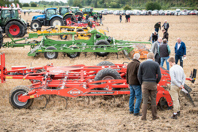 Wassersparend, bodenschonend, wirtschaftlich: Maschinenvorführung zur ultraflachen Bodenbearbeitung mit mehr als 40 Geräten in Sehnde (Region Hannover).