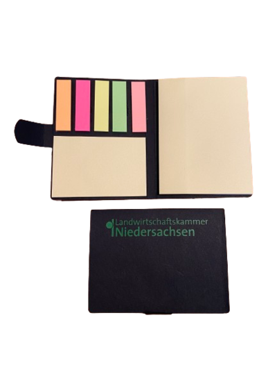 Praktisch: Digitale Notizen - © Jolin Scholz Geöffneter Notizblock mit bunten Haftnotizen und geschlossenem Deckel mit Aufschrift "Landwirtschaftskammer Niedersachsen".