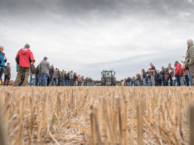 Wassersparend, bodenschonend, wirtschaftlich: Maschinenvorführung zur ultraflachen Bodenbearbeitung mit mehr als 40 Geräten in Sehnde (Region Hannover).