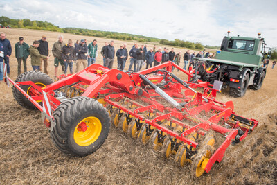 Wassersparend, bodenschonend, wirtschaftlich: Maschinenvorf&uuml;hrung zur ultraflachen Bodenbearbeitung mit mehr als 40 Ger&auml;ten in Sehnde (Region Hannover).
