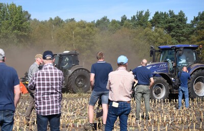 Bei der Maschinenvorf&uuml;hrung &bdquo;Von der Aussaat bis zur Ernte &ndash; Techniken rund um den Maisanbau&ldquo; in Gyhum waren am 7. September 2023 insgesamt 60 Ger&auml;te und Maschinen im praktischen Einsatz zu erleben.