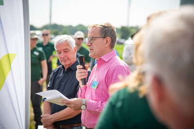 Georg K&uuml;hling (NLWKN) spricht zu Beginn des Feldtags zum Thema Landwirtschaft und Wasserschutz am 17.06.2026 in Schw&uuml;blingsen (Uetze/Region Hannover).
