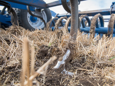 Wassersparend, bodenschonend, wirtschaftlich: Maschinenvorf&uuml;hrung zur ultraflachen Bodenbearbeitung mit mehr als 40 Ger&auml;ten in Sehnde (Region Hannover).