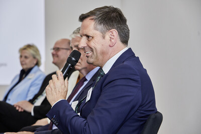 Wirtschaftsminister Olaf Lies (Vordergrund) w&auml;hrend des Festakts zum 125-j&auml;hrigen Bestehen der Landwirtschaftskammer Niedersachsen am 21.05.2024 in Hannover-Ahlem.