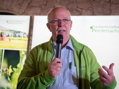 Kammerpr&auml;sident Gerhard Schwetje beim Fach-Event &bdquo;Zwischen Acker und App &ndash; Digitalisierung Ihres Pflanzenbaus&ldquo; auf der Dom&auml;ne Schickelsheim (K&ouml;nigslutter/Kreis Helmstedt).