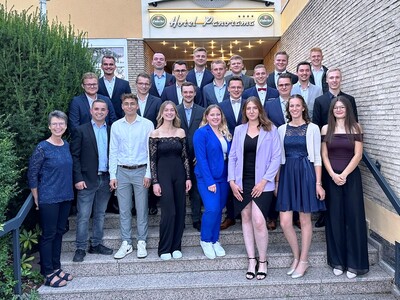 der Pr&uuml;fungsjahrgang 2024 mit Ausbildungsberaterin Ingrid Schlemm