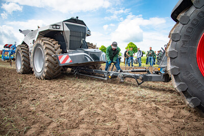 Beim Fach-Event &bdquo;Zwischen Acker und App &ndash; Digitalisierung Ihres Pflanzenbaus&ldquo; wird die autonome Krone-Lemken-Kombination nach dem Schlepp aufs Feld einsatzbereit gemacht.