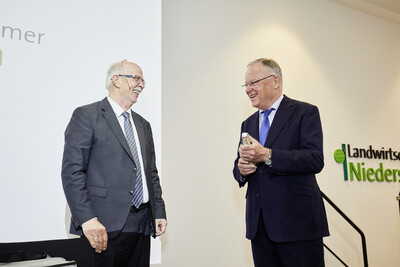 Kammerpr&auml;sident Gerhard Schwetje (l.) &uuml;berreicht Ministerpr&auml;sident Stephan Weil w&auml;hrend des Festakts zum 125-j&auml;hrigen Bestehen der Landwirtschaftskammer Niedersachsen am 21.05.2024 in Hannover-Ahlem eine Flasche selbst hergestellten Eierlik&ouml;r.