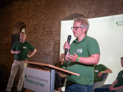LWK-Pflanzenbauexperte Kai-Hendrik Howind spricht am Ende des Fach-Events &bdquo;Zwischen Acker und App &ndash; Digitalisierung Ihres Pflanzenbaus&ldquo; auf der Dom&auml;ne Schickelsheim (K&ouml;nigslutter/Kreis Helmstedt).