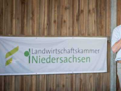 Dr. Hartmut Matthes, Geschäftsführer des Bundesverbands Lohnunternehmen, beim Praxistag Alternative Antriebsenergien für Landmaschinen am 01.07.2025 im LBZ Echem.