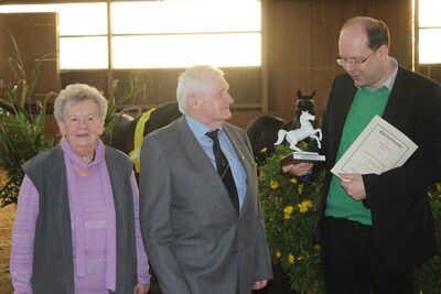 Jürgen und Gisela Reese erhalten den Staatsehrenpreis aus den Händen von Landwirtschaftsminister Christian Meyer