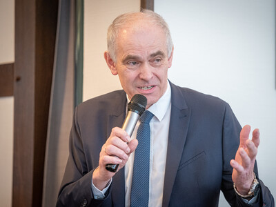 Kreislandwirt Johannes Sch&uuml;rbrock w&auml;hrend der Verabschiedung des Osnabr&uuml;cker Bezirksstellenleiters Ludger Bernhold am 27.02.2026 in Bohmte.