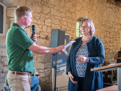 Beim Fach-Event &bdquo;Zwischen Acker und App&ldquo; &uuml;berreicht Jobst G&ouml;deke (l.), Leiter des LWK-PraxisLabors Digitaler Ackerbau, Agrar-Staatssekret&auml;rin Frauke Patzke den (An-)Forderungskatalog f&uuml;r eine erfolgreiche Umsetzung der Digitalisierung im Pflanzenbau.