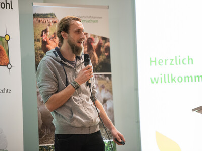 Landwirt J&ouml;rn Andresen sprach &uuml;ber seine Erfahrungen als sein Betrieb von der Avi&auml;ren Influenza betroffen war