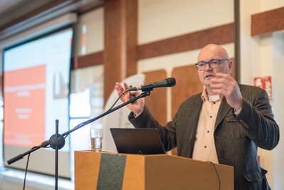 Dr. Helmut Loibl, auf erneuerbare Energien spezialisierter Rechtsanwalt aus Regensburg, als Referent der 15. Biogastagung der Landwirtschaftskammer Niedersachsen am 28.02.2024 in Verden. - © Wolfgang Ehrecke Dr. Helmut Loibl, auf erneuerbare Energien spezialisierter Rechtsanwalt aus Regensburg, als Referent der 15. Biogastagung der Landwirtschaftskammer Niedersachsen am 28.02.2024 in Verden.