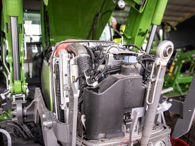 Blick unter die Motorhaube beim Dieselschlepper