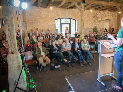 LWK-D&uuml;nge-Expertin Caroline Benecke spricht am Ende des Fach-Events &bdquo;Zwischen Acker und App &ndash; Digitalisierung Ihres Pflanzenbaus&ldquo; auf der Dom&auml;ne Schickelsheim (K&ouml;nigslutter/Kreis Helmstedt).