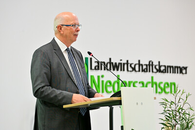 Kammerpr&auml;sident Gerhard Schwetje w&auml;hrend der &Uuml;bergabe der Meisterbriefe Hauswirtschaft 2025 in Hannover.