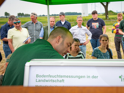 Dr. Kilian Loesch (Fachbereich Landtechnik, Energie, Bauen, Immissionsschutz) beim Feldtag zum Thema Landwirtschaft und Wasserschutz am 17.06.2026 in Schw&uuml;blingsen (Uetze/Region Hannover).